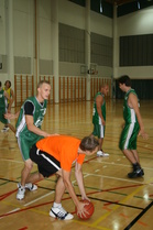 Johannes Lehtonen poimii pallon itselleen.